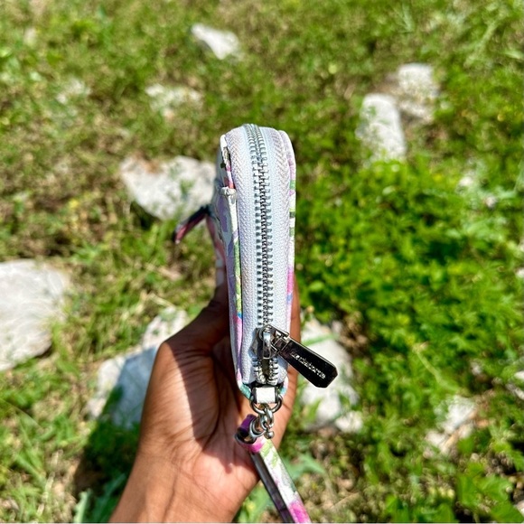 Liz Claiborne Floral Wrislet Wallet​ - Picture 3 of 8